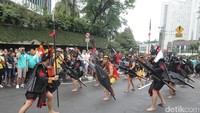 Penari melakukan atraksi di acara Festival Budaya Nias. 