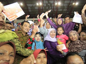 Kemensos dan BNI Bagikan 2.205 Kartu Bantuan Pangan Non Tunai