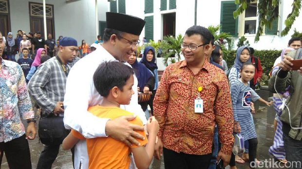 Anies jalan-jalan ke Kota Tua /