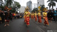 Penari melakukan atraksi di acara Festival Budaya Nias. 