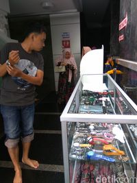 Di Masjid Ini, Jam hingga Hp yang Tertinggal Dipajang di Etalase