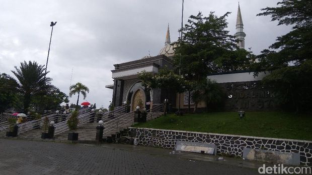 Di Masjid Ini, Jam hingga Hp yang Tertinggal Dipajang di Etalase