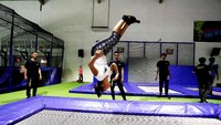 Bermain trampolin baik untuk membangun kepadatan tulang serta meningkatkan kelincahan serta keterampilan anak.