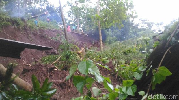 Longsor di Situbondo.