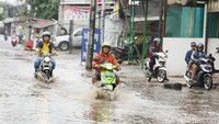 Curah hujan tinggi membuat jalan Jatibening Bekasi kebanjiran.