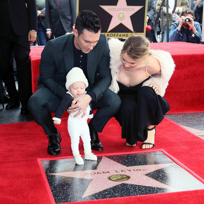 Adam Levine Tampilkan Bayinya Di Publik Saat Terima Bintang Hollywood