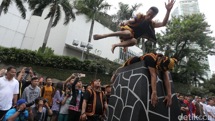 Peserta melakukan aksi lompat batu saat Festival Budaya Nias di Bundaran Hotel Indonesia, Jakarta, Minggu (12/2/2017).
