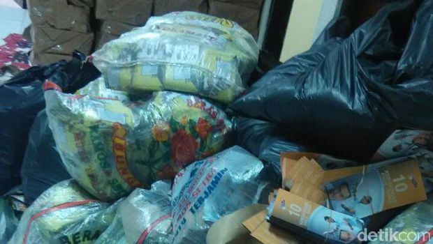 Panwaslu Jakbar Temukan Dua Truk Brosur Kampanye Hitam 