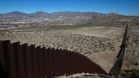 Tembok Trump -- sebagian berbentuk pagar--- membelah perbatasan AS-Meksiko di Ciudad Juarez, Meksiko, (26/1). (Jose Luis Gonzalez/Reuters).