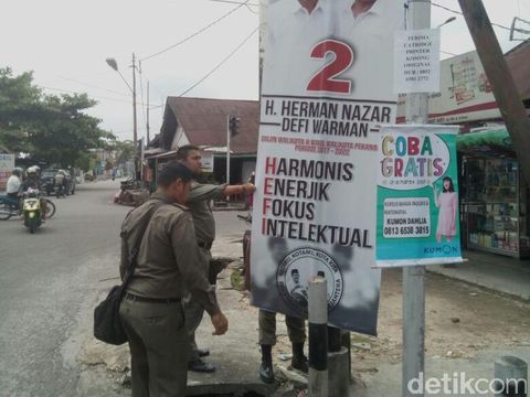 Satpol PP Pekanbaru Tertibkan Alat Peraga Kampenye