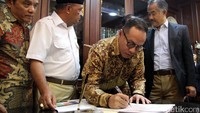 Ada 13 orang anggota Fraksi Gerindra yang meneken usulan tersebut siang ini. Mereka adalah Fadli Zon, Supratman, Kardaya Warnika, Sodik Mujahid, Heri Gunawan, Biem Benjamin, Moreno Suprapto, Willgo Zainar, Harry Poernomo, Endro Hermono, Oo Sutisna, Susi Marleny Bachsin, dan Asril Tanjung.