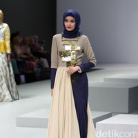 Busana terbaru Rya yang mengusung tema Side B di Indonesia Fashion Week 2017. Jakarta Convention Center. Senayan. Jakarta. [Foto: Mohammad Abduh/Wolipop]