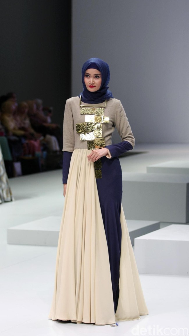 Busana terbaru Rya yang mengusung tema Side B di Indonesia Fashion Week 2017. Jakarta Convention Center. Senayan. Jakarta. [Foto: Mohammad Abduh/Wolipop]