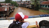Deretan rumah semi permanen tersebut masih membentang di kanan dan kiri sungai.