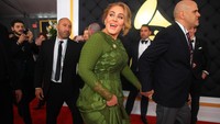 Adele berhasil menjadi jawara di kategori Song of the Year berkat lagu ‘Hello’. Foto: Getty Images