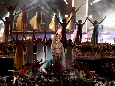 Hamil Anak Kembar, Beyonce Duduk Miring 45 Derajat di Panggung Grammys