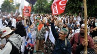 Massa ormas kontra-Ahok kembali menggelar aksi di depan gedung Kementan, Jakarta Selatan, Senin (13/2/2017).