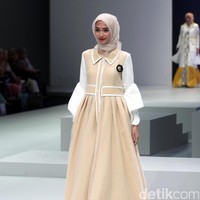 Busana terbaru Rya yang mengusung tema Side B di Indonesia Fashion Week 2017. Jakarta Convention Center. Senayan. Jakarta. [Foto: Mohammad Abduh/Wolipop]