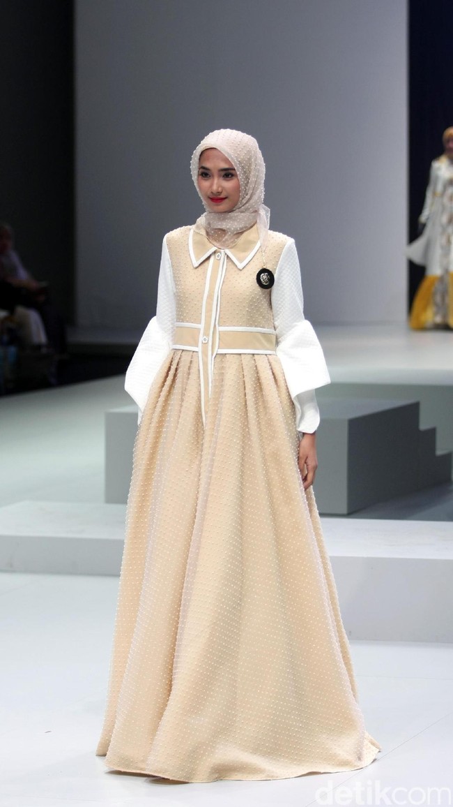Busana terbaru Rya yang mengusung tema Side B di Indonesia Fashion Week 2017. Jakarta Convention Center. Senayan. Jakarta. [Foto: Mohammad Abduh/Wolipop]