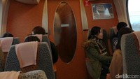 Foto: Traveler tampak duduk dengan nyaman. Mereka menikmati perjalanan sambil melihat pemandangan dari jendela (Dhani/detikTravel)
