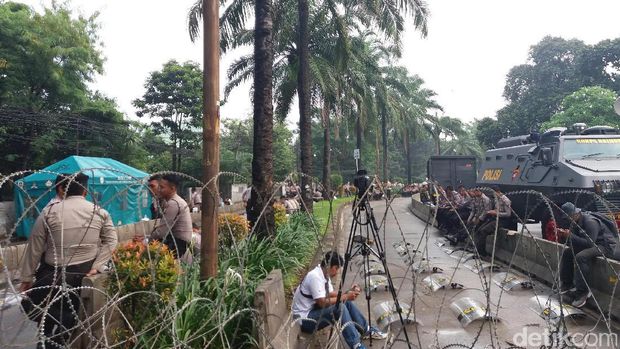 Kawat berduri, water cannon dan baracuda disiagakan.