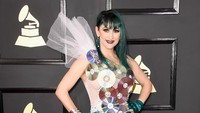 Sepertinya Jacqueline Van Bierk ingin mempertegas statusnya sebagai musisi lewat busana yang dikenakannya. Frazer Harrison/Getty Images