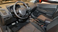 Di interiornya, Outlander Sport Limited Edition tampil lebih necis. Kain hitam pada joknya dihias dengan jahitan merah. Dan jahitan kontras itu juga menghiasi bagian setir, tuas persneling dan rem parkir.