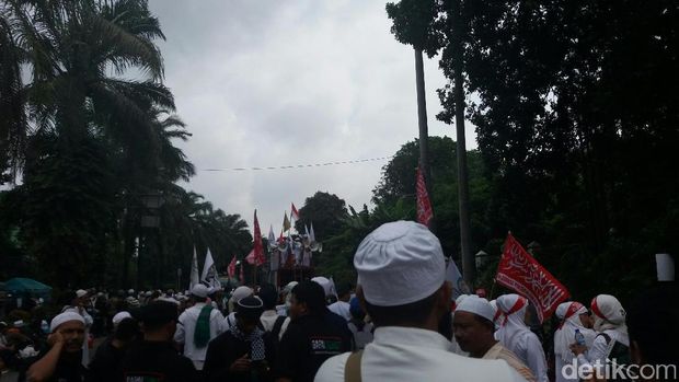 Massa kontra Ahok di depan gedung Kementan