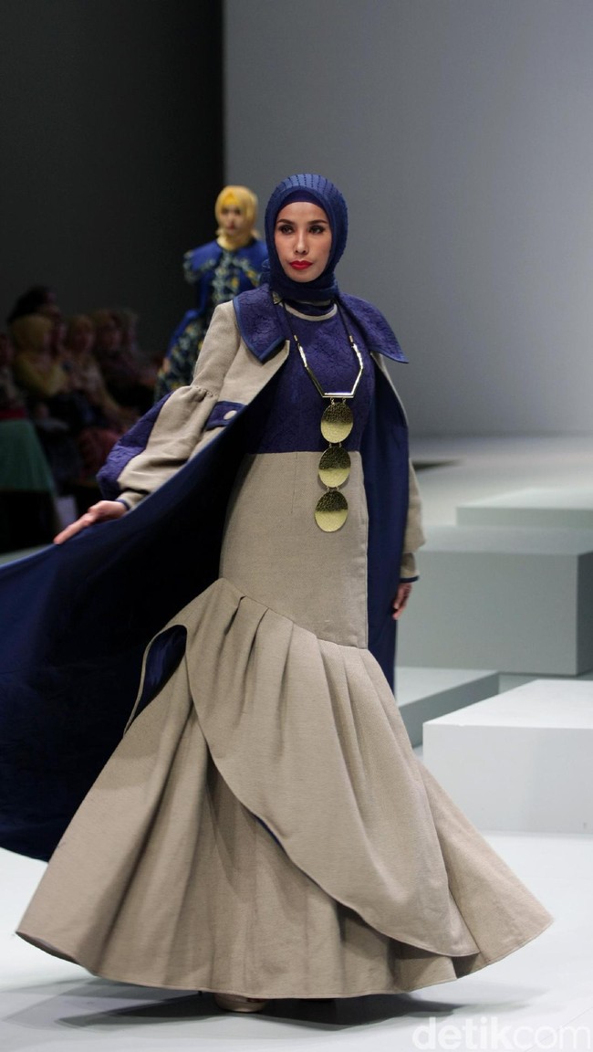 Busana terbaru Rya yang mengusung tema Side B di Indonesia Fashion Week 2017. Jakarta Convention Center. Senayan. Jakarta. [Foto: Mohammad Abduh/Wolipop]