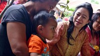 Puan menyapa anak-anak di pengungsian. Pool/Kemenko PMK.