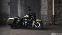 Road King Special dilengkapi dengan 4 pilihan warna: Vivid Black, Charcoal Denim, Hot Rod Red Flake Hard Candy Custom, dan Olive Gold. 