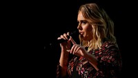 Penampilan pembuka dengan Adele yang membawakan lagu Hello. REUTERS/Lucy Nicholson
