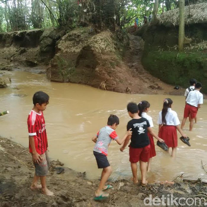 Jembatan Kayu Roboh, Siswa di Grati Lintasi Sungai untuk Sekolah