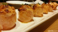 Untuk menu pembuka lebih berat, ada salmon roll yang disebut salah satu favorit di Ippudo. Nasi pulen dibungkus salmon lembut ditambah telur ikan cod di bagian atas. Meleleh di mulut.