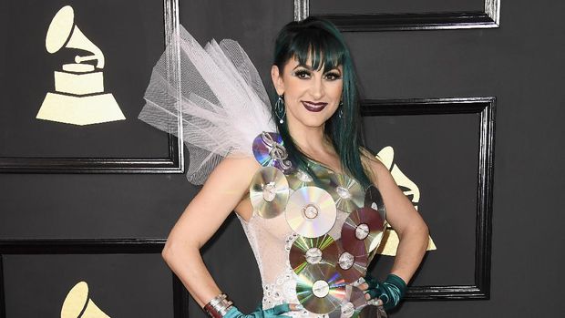 Unik, Penyanyi Bergaun Puluhan Keping CD di Grammy Awards