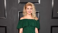 Tori Kelly tampak sangat cantik dengan dress hijau. Frazer Harrison/Getty Images/detikFoto.