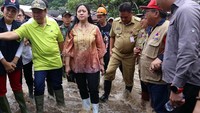 Puan menyusuri jalanan yang terendam banjir. Pool/Kemenko PMK.