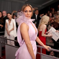 Setelah olahraga yang dilakukannya secara rutin, Jennifer Lopez tidak lupa membersihkan wajah. Aku selalu, selalu mencuci wajah setelah olahraga. Ini membantu pori-poriku tetap bersih dan kulitku terasa sehat, tuturnya. Foto: Getty Images