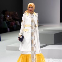 Busana terbaru Rya yang mengusung tema Side B di Indonesia Fashion Week 2017. Jakarta Convention Center. Senayan. Jakarta. [Foto: Mohammad Abduh/Wolipop]