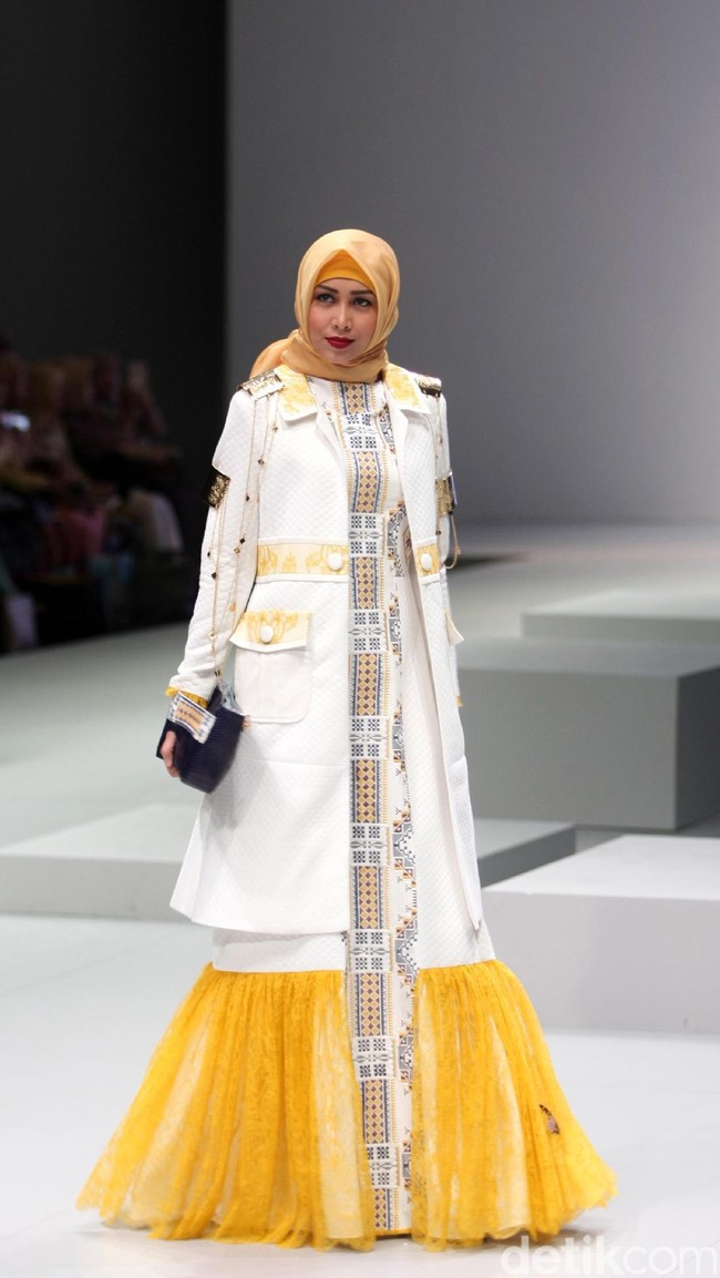 Busana terbaru Rya yang mengusung tema Side B di Indonesia Fashion Week 2017. Jakarta Convention Center. Senayan. Jakarta. [Foto: Mohammad Abduh/Wolipop]