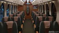 Foto: Ketika memasuki gerbong, kursinya berderet 2-2 dan tampak nyaman. Interior kereta terlihat sangat mewah (Dhani/detikTravel)