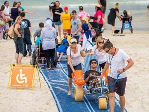 Kemudahan Nikmati Pantai Australia Bagi Difabel