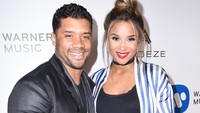 Ia hadir ditemani sang kekasih, Russel Wilson. Vivien Killilea/Getty Images