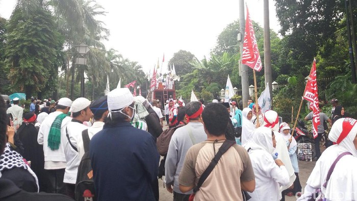 Massa Kontra-Ahok Baca Al-Fatihah untuk Habib Rizieq dan Munarman