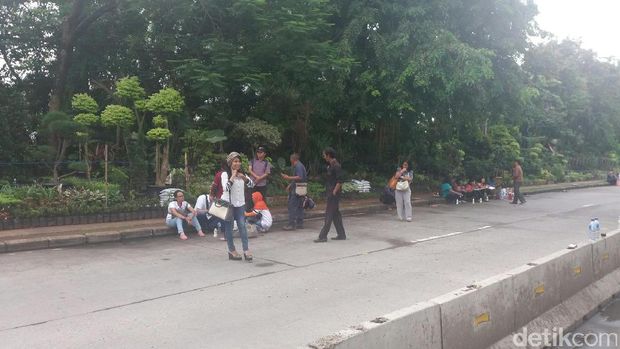 Massa pro Ahok di depan gedung Kementan