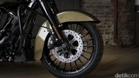 Harley-Davidson Road King Special dibekali fitur-fitur spesial seperti setang mini-ape dan boks samping yang besar. Ditambah lagi garpu depan dan suspensi belakang baru yang diklaim mampu memberikan kontrol handling dan kenyamanan lebih baik. Foto: Harley-Davidson