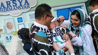 Ashanty tampak memotong rambut putranya yang bernama Arsya Akbar Pemuda Hermansyah. Pool/Palevi S/detikFoto.