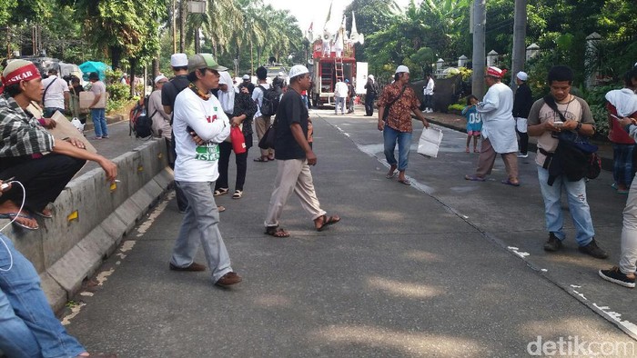 Massa Kontra Mulai Berdatangan ke Sidang Ahok