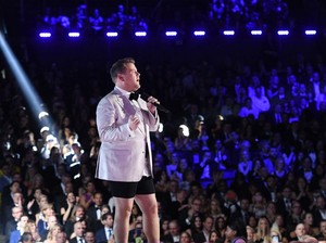 James Corden Lepas Celana, Ed Sheeran Bawakan Shape of You