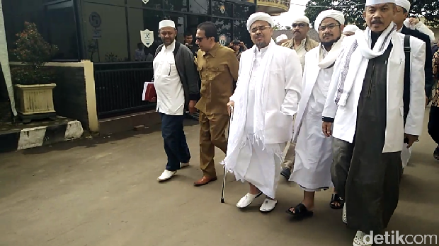 Habib Rizieq Syihab saat tiba di Mapolda Jabar, Senin (13/2/2017)